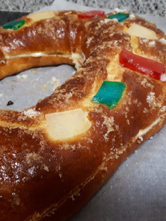 Una foto de Roscón de reyes con crema