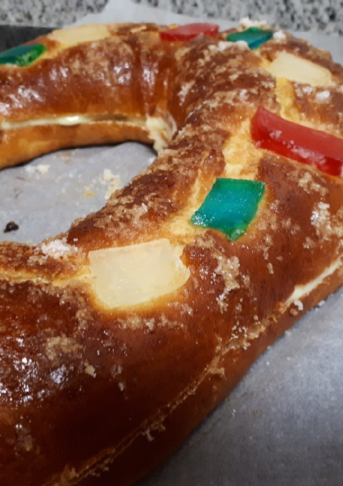 Una foto de Roscón de reyes con crema