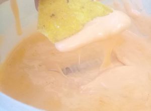 Una foto de Salsa de queso cheddar para nachos🧀😍