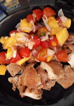 รูปของ สเต๊กไก่ย่างกับซัลซ่ามะม่วง