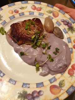 Una foto de Solomillo de vaca con puré de patatas violetas y chalotas