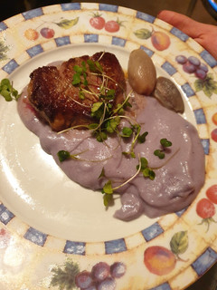 Una foto de Solomillo de vaca con puré de patatas violetas y chalotas