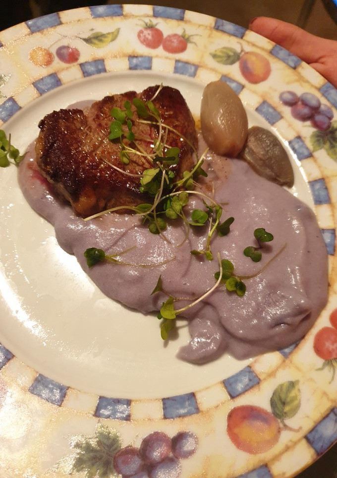 Una foto de Solomillo de vaca con puré de patatas violetas y chalotas