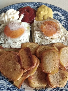Una foto de Huevos prensados con patata y patatas