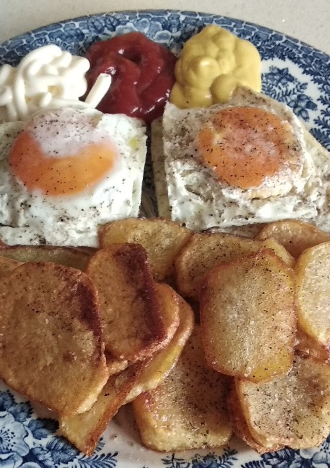 Una foto de Huevos prensados con patata y patatas