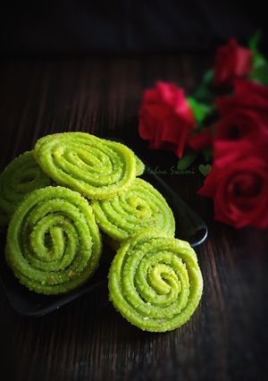 A picture of Aloo-Palak Chakli.