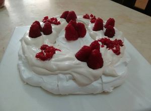 Una foto de Pavlova con frambuesas
