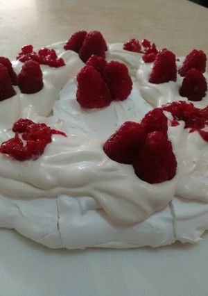 Una foto de Pavlova con frambuesas