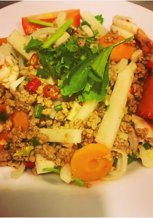 รูปของ ยำเนื้อสับ กุ้ง ยอดมะพร้าวอ่อน