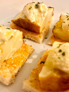 Una foto de Tapas de tortilla y hummus