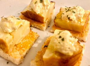 Una foto de Tapas de tortilla y hummus