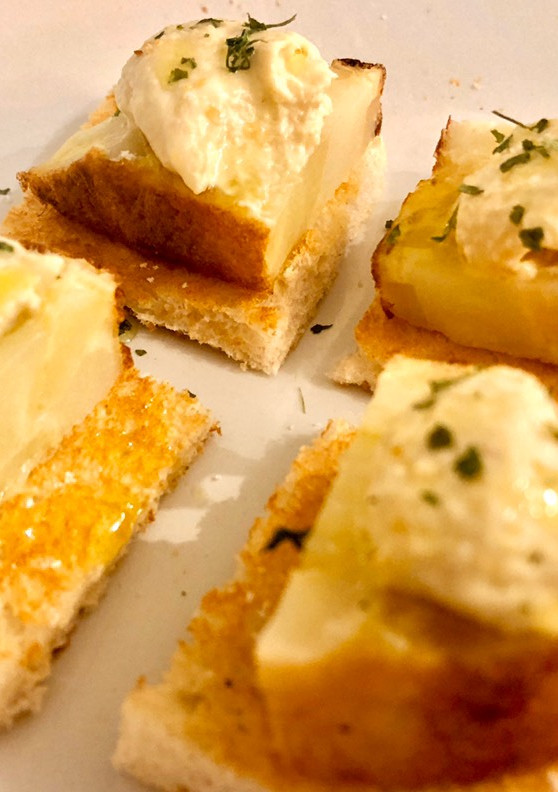 Una foto de Tapas de tortilla y hummus
