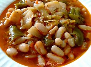 Foto principal de Alubias blancas con tomates y repollo, todo orgánico