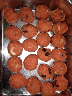 மோத்தி சூர் லட்டு (Motichoor laddu recipe in tamil) செய்முறை முக்கிய புகைப்படம்