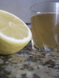 Una foto de Bebida fría de té con limón