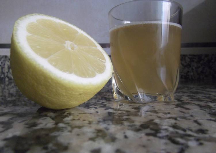 Bebida fría de té con limón