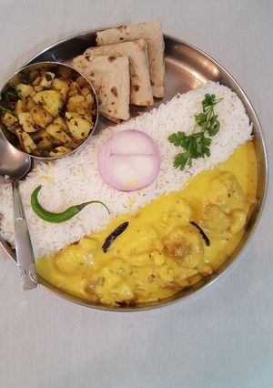 A picture of Kadhi, Chawal and Sukhe Aloo.
