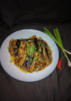 चायनीज एग प्लांट विथ गार्लिक सॉस (Chinese Egg Plant Wih Garlic Sauce Recipe In Marathi) रेसिपी चे मुख्य फोटो 