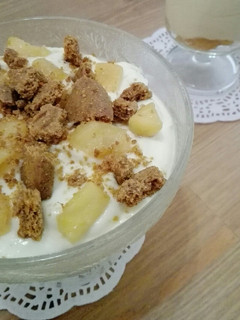 Una foto de Mousse de queso con manzana caramelizada y Speculoos