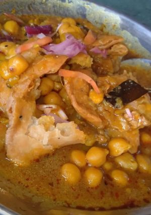 छोले समोसा (chole samosa recipe in Hindi) रेसिपी मुख्य फोटो
