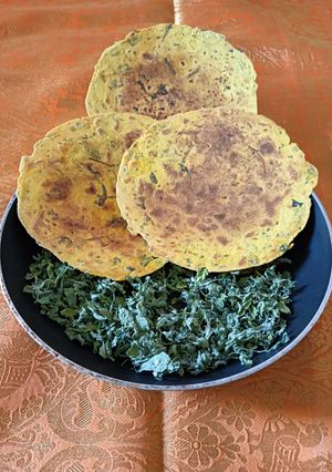 ઘઉં બાજરા ના મસાલા ખાખરા (Wheat Bajra Masala Khakhra Recipe In Gujarati) રેસીપી મુખ્ય ફોટો