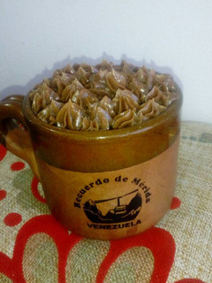 Una foto de CupCakes de Microonda y en una taza de Café