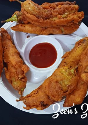 A picture of Mirch Pakoras with dry Coconut and Tamarind.