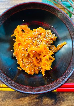 A picture of Carrot seasoned with sesame sauce.