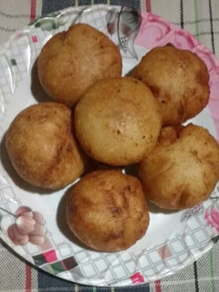 A picture of Sweetened coconut stuffed semolina dumplings.