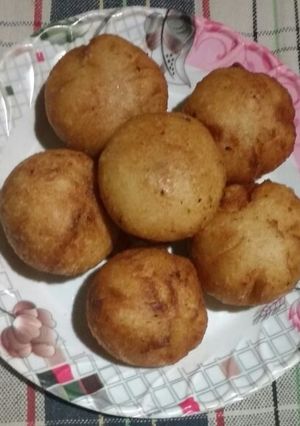 A picture of Sweetened coconut stuffed semolina dumplings.
