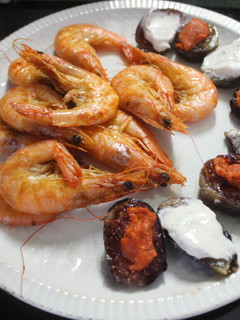 Una foto de Gambas al grill doble con higos rellenos