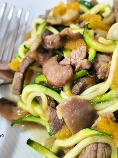 Una foto de Spaghetti de calabacín con ternera, calabaza y setas