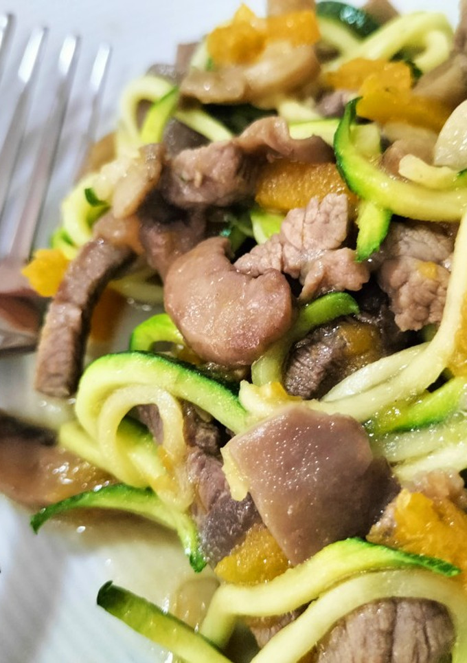 Una foto de Spaghetti de calabacín con ternera, calabaza y setas