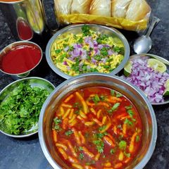 A picture of Baroda's famous Mahakali Sev-usal.