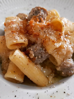 Una foto de Rigatoni con butifarra en salsa de ajos escalivados y tahini