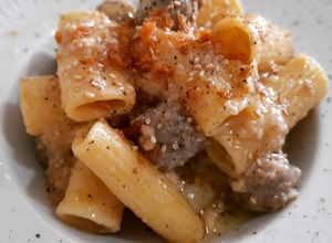 Foto principal de Rigatoni con butifarra en salsa de ajos escalivados y tahini
