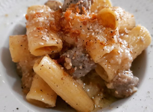 Foto principal de Rigatoni con butifarra en salsa de ajos escalivados y tahini