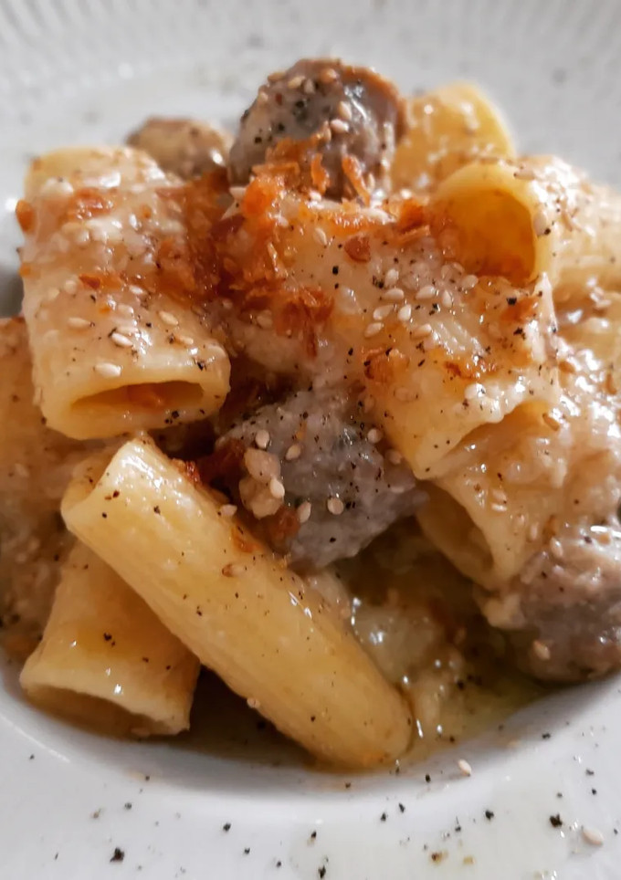 Una foto de Rigatoni con butifarra en salsa de ajos escalivados y tahini