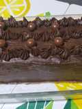 Torta de chocolate cubierta con ganache de chocolate