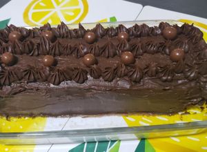Una foto de Torta de chocolate cubierta con ganache de chocolate