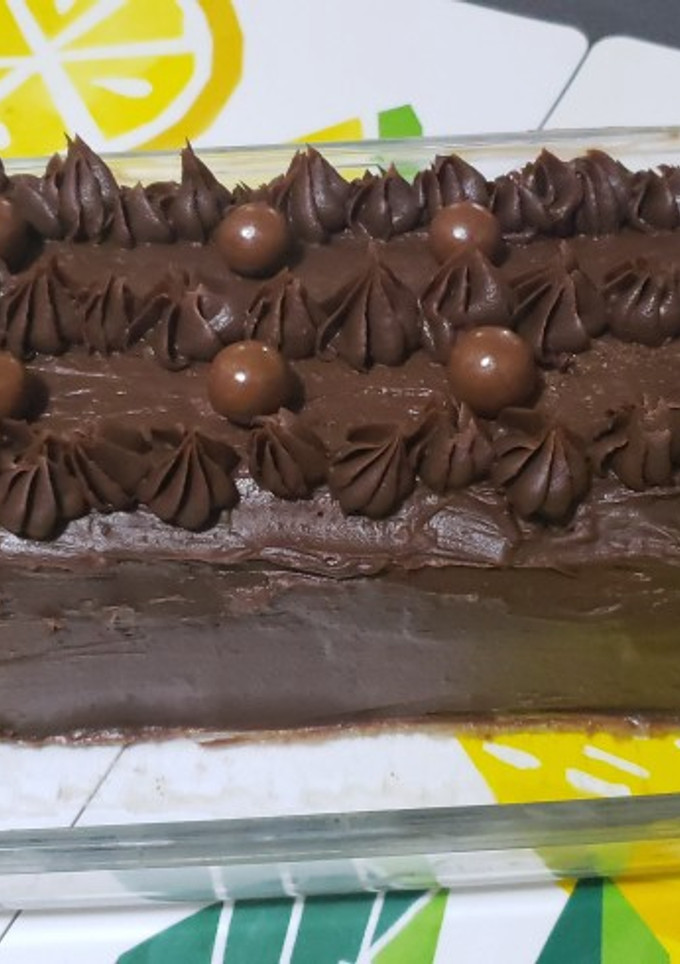 Una foto de Torta de chocolate cubierta con ganache de chocolate