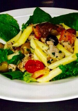 Una foto de Lechugas con pasta y tomate