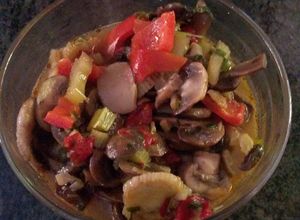 Una foto de Ensalada tibia de pimientos y champiñones