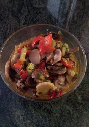 Una foto de Ensalada tibia de pimientos y champiñones