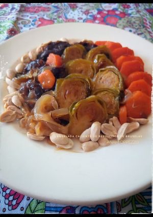 Una foto de Ensalada caliente de repollitos de Bruselas