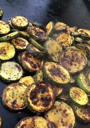 Une photo de Courgettes au beurre de chorizo,curry et pavot bleu (recette plancha)