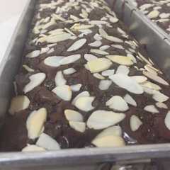 A picture of Brownies panggang shiny crust.