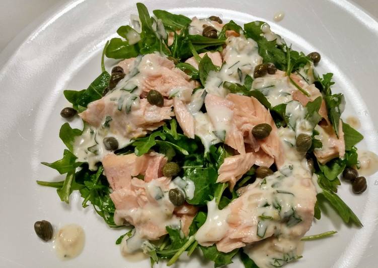 Poached salmon and arugula with creamy tarragon dressing