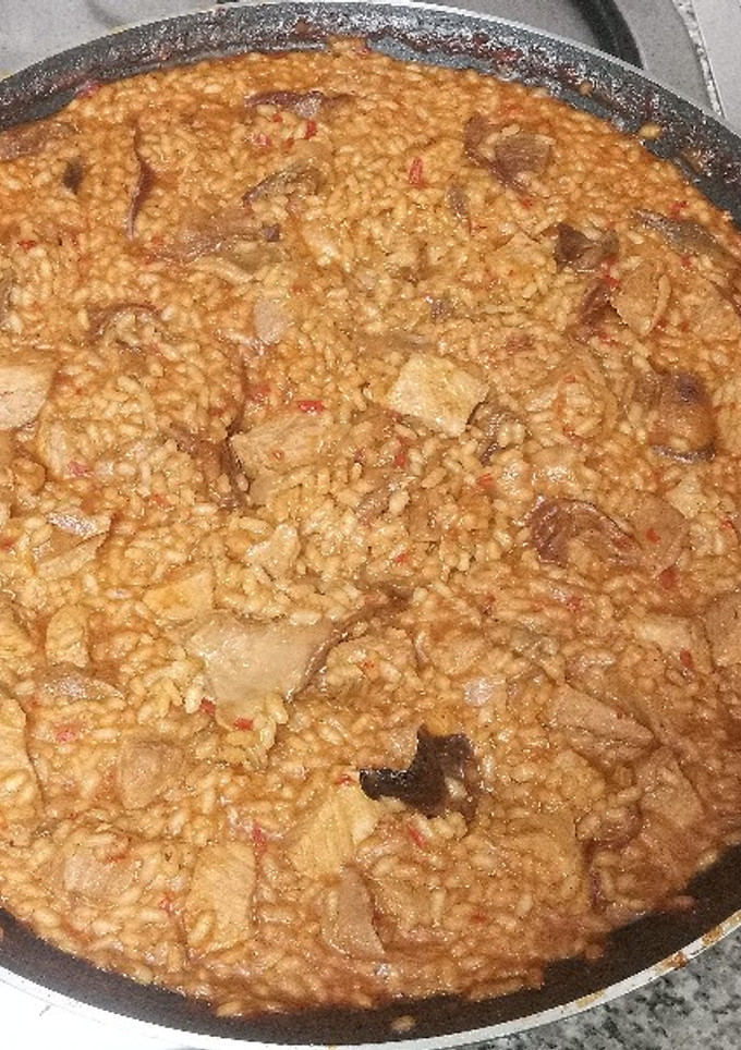 Una foto de Paella de boletus con carne de cerdo
