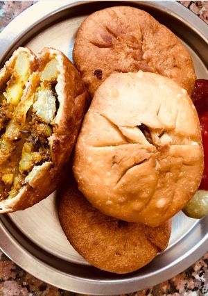 A picture of Crispy Aloo Kachori.